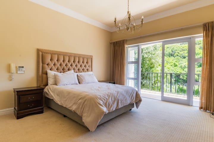 To Let 4 Bedroom Property for Rent in Hout Bay Western Cape